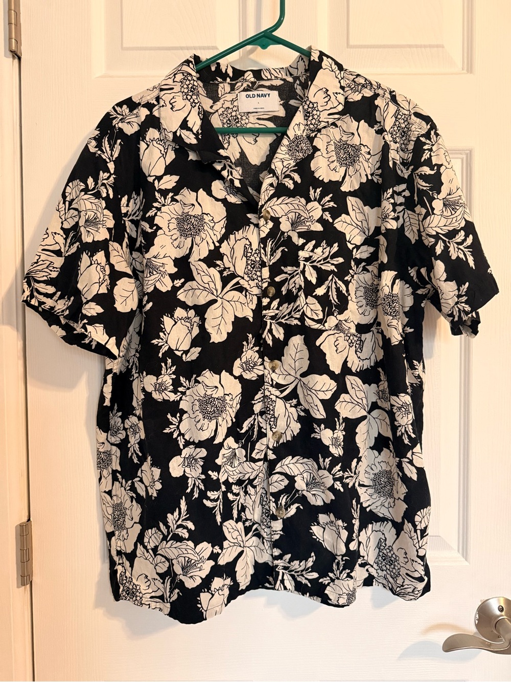 Old Navy Men’s Floral Camp Shirt Black White Button Front Size Large - Picture 1 of 3